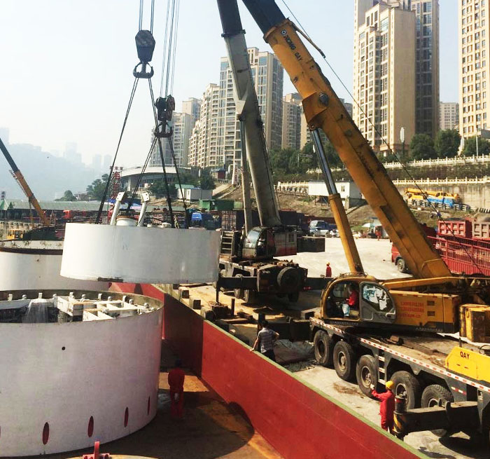 丹东吊车作业中
