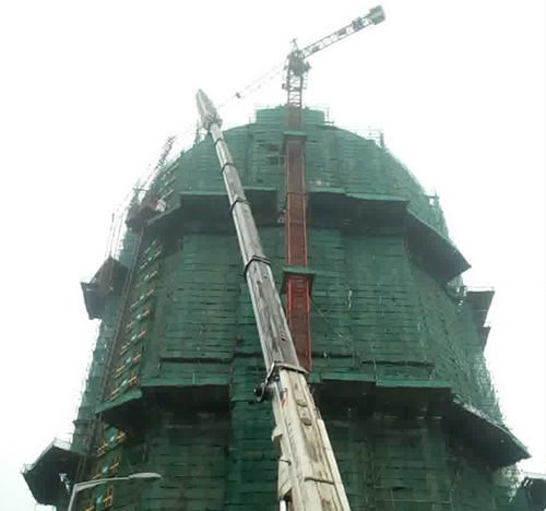 丹东吊车在工地上作业